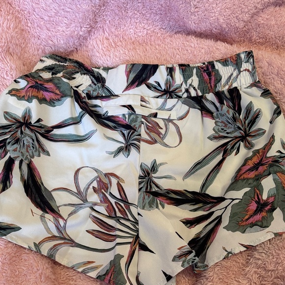 2/$35 NWOT!! O’Neill Elastic Waist Floral Women's Shorts - Picture 5 of 15